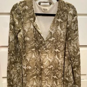 Show me your Mumu top. Snake/wild/leopard print